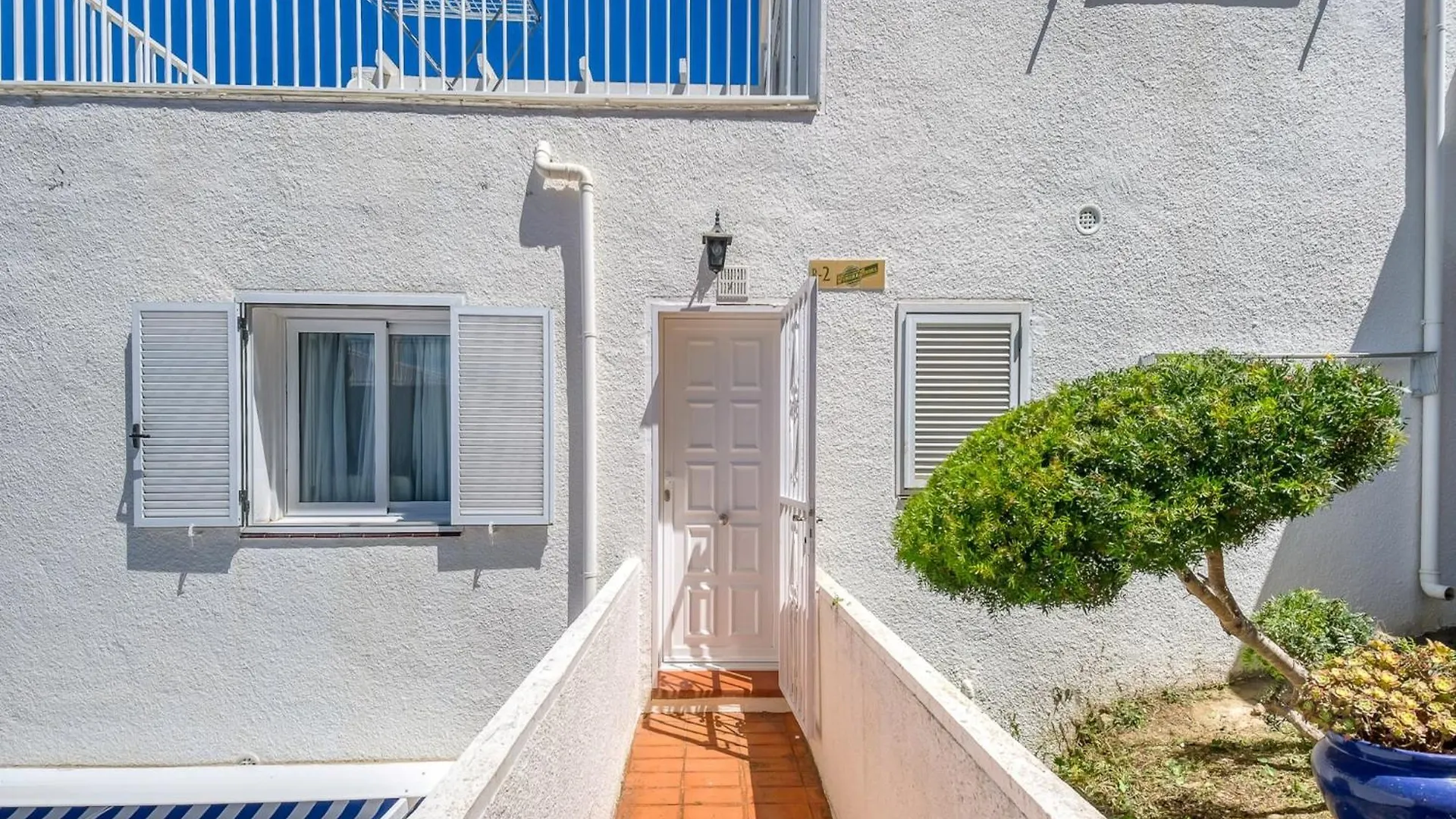 Bright Apartment In Nature Montjoi Espanha