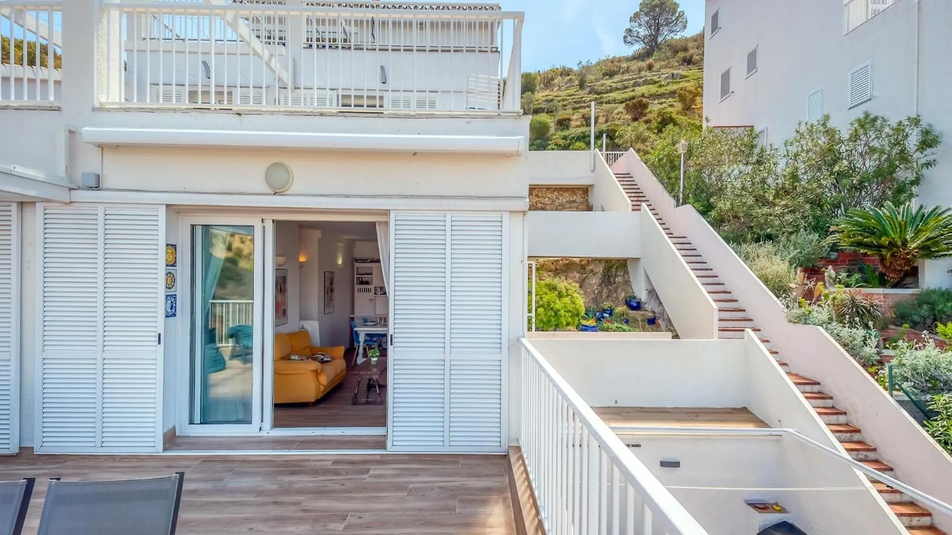 Bright Apartment In Nature Montjoi