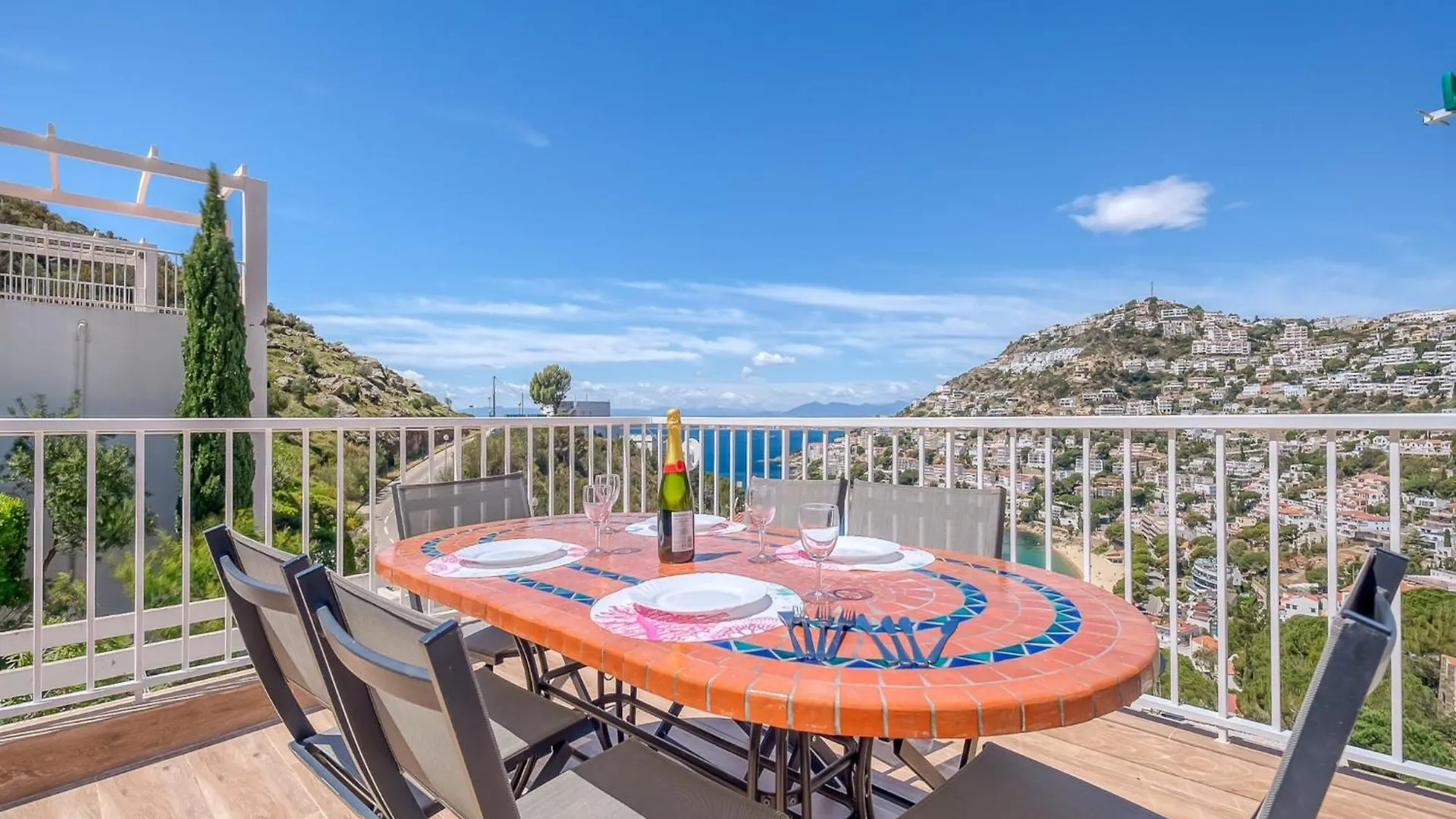 Bright Apartment In Nature Montjoi