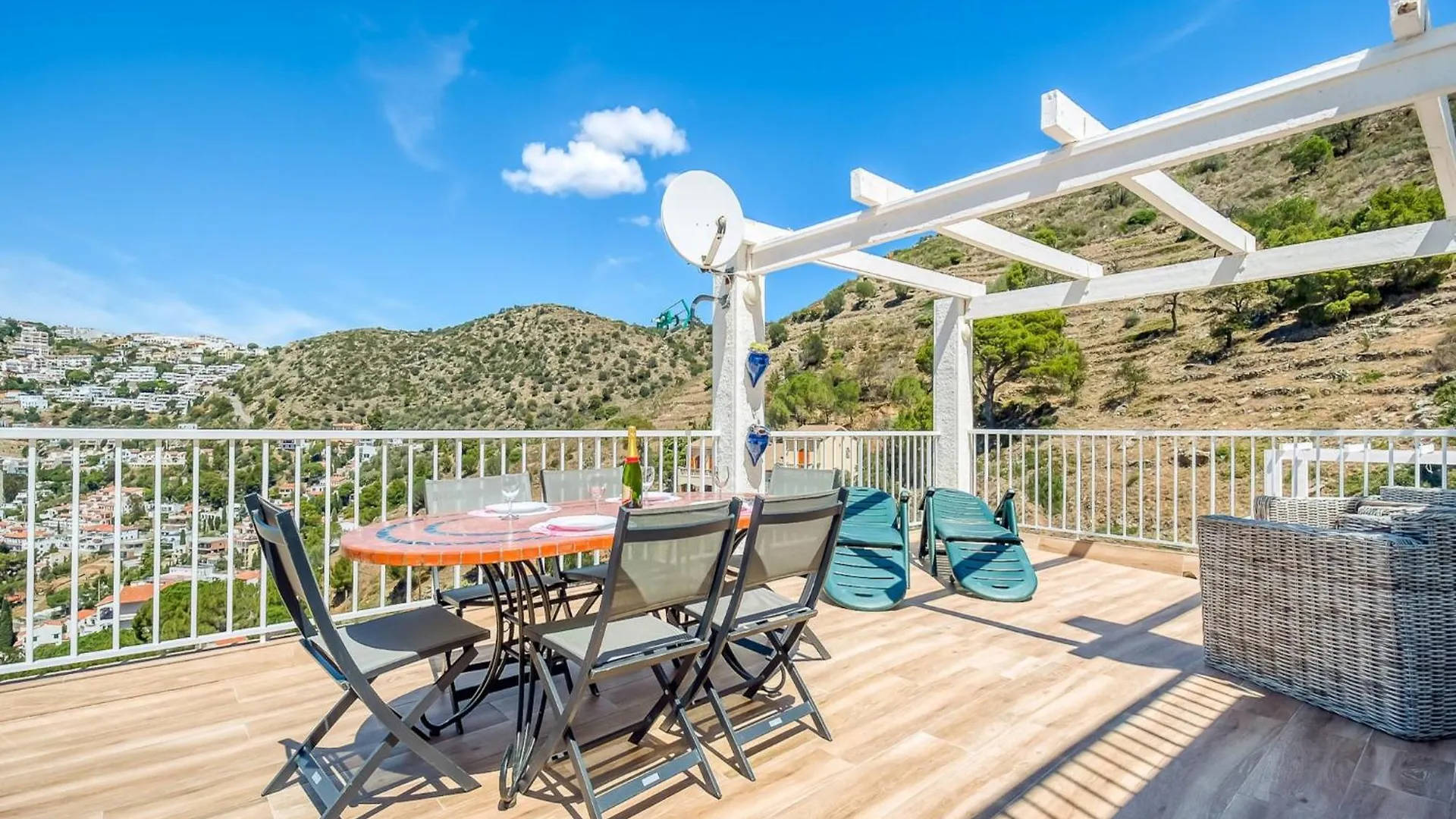 Bright Apartment In Nature Montjoi
