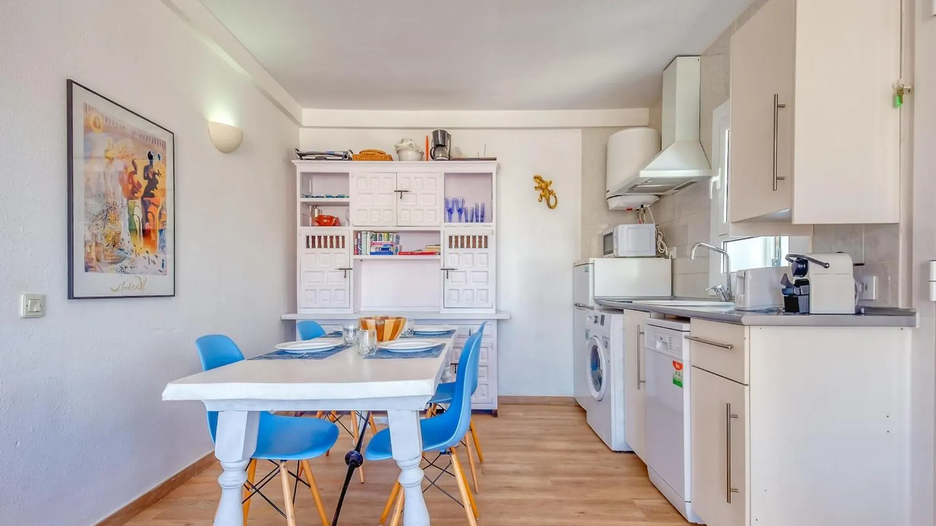Bright Apartment In Nature Montjoi Espanha