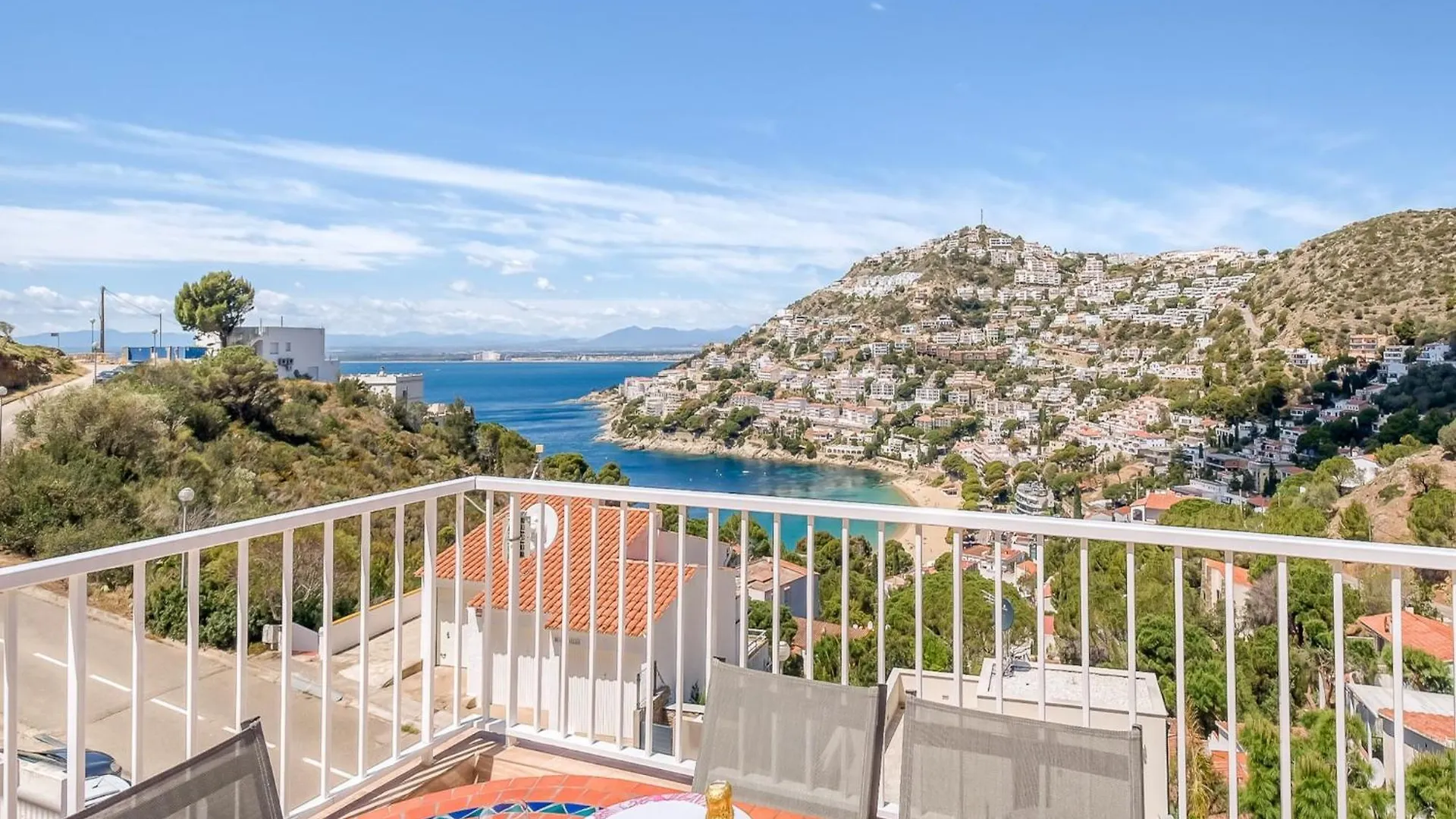 Bright Apartment In Nature Montjoi