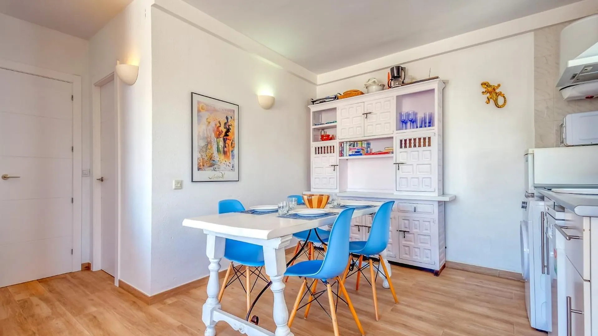 Bright Apartment In Nature Montjoi